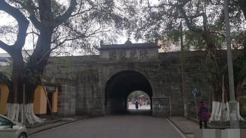 唯一建在5A景区内的大学,坐落在明朝王府内,进去需要买门票