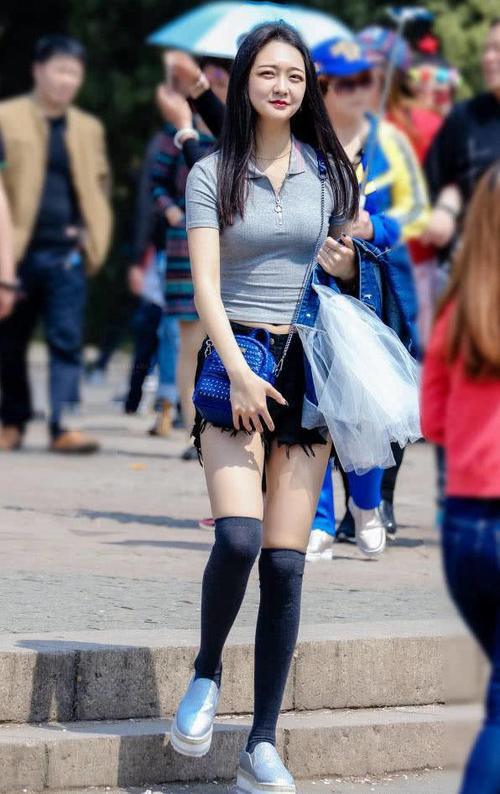 人群中亮眼的时尚辣妈，热裤长靴根本看不出来刚生完孩子！