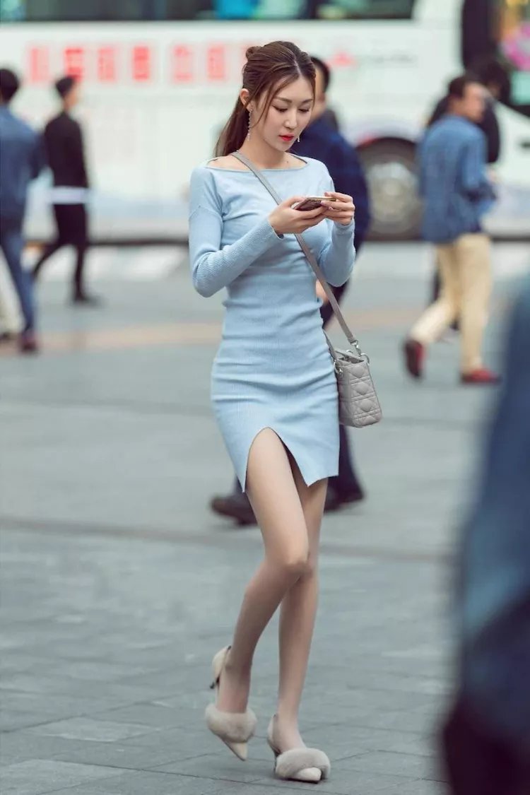 路人街拍，小姐姐身穿紧身无袖背心，笑的好甜