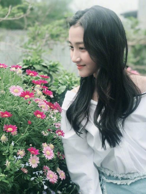 21岁关晓彤和26岁热巴同时撞衫，一个美如女神，一个却像路人