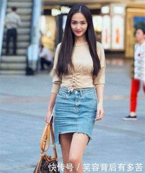 「美女」街拍:阔腿裤搭配黑色吊带衫,美女身材苗条有致,让人无法遗忘