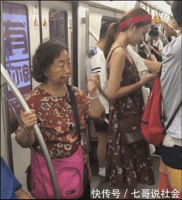 美女身穿连衣裙乘地铁，上来一大妈，美女瞬间不淡定了