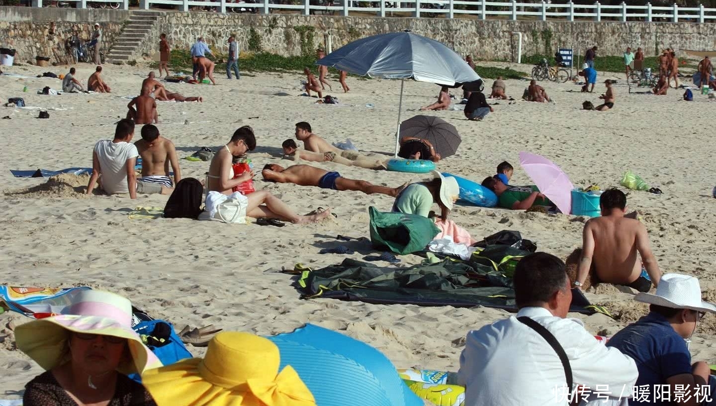 世界上最奇葩的小镇，禁止穿衣服却不准单身男游客进入