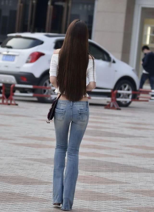 修身牛仔裤的夏天搭配，穿成妩媚女神原来这么容易!