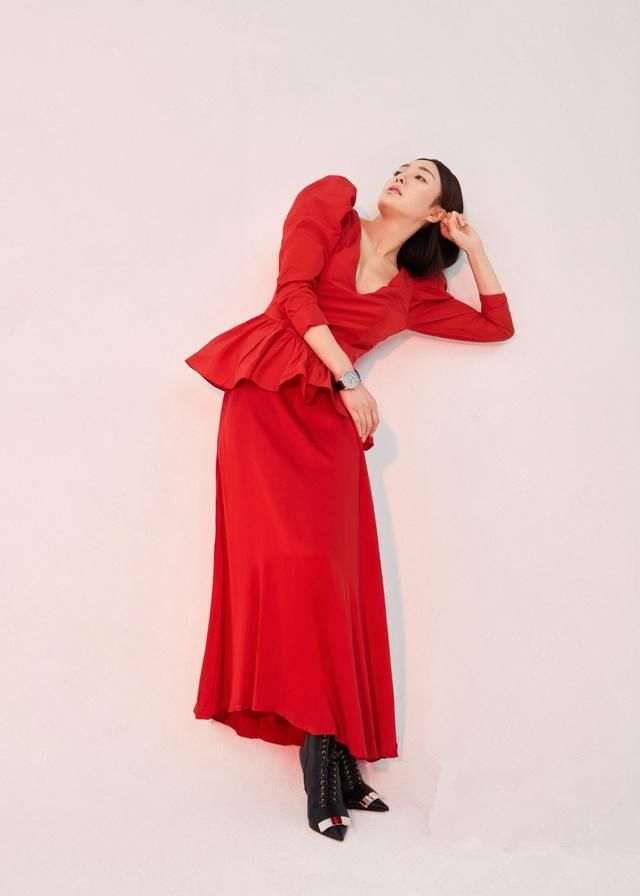 秦岚大片曝光，红与黑神秘碰撞尽显美感，网友:橡胶手套真丑