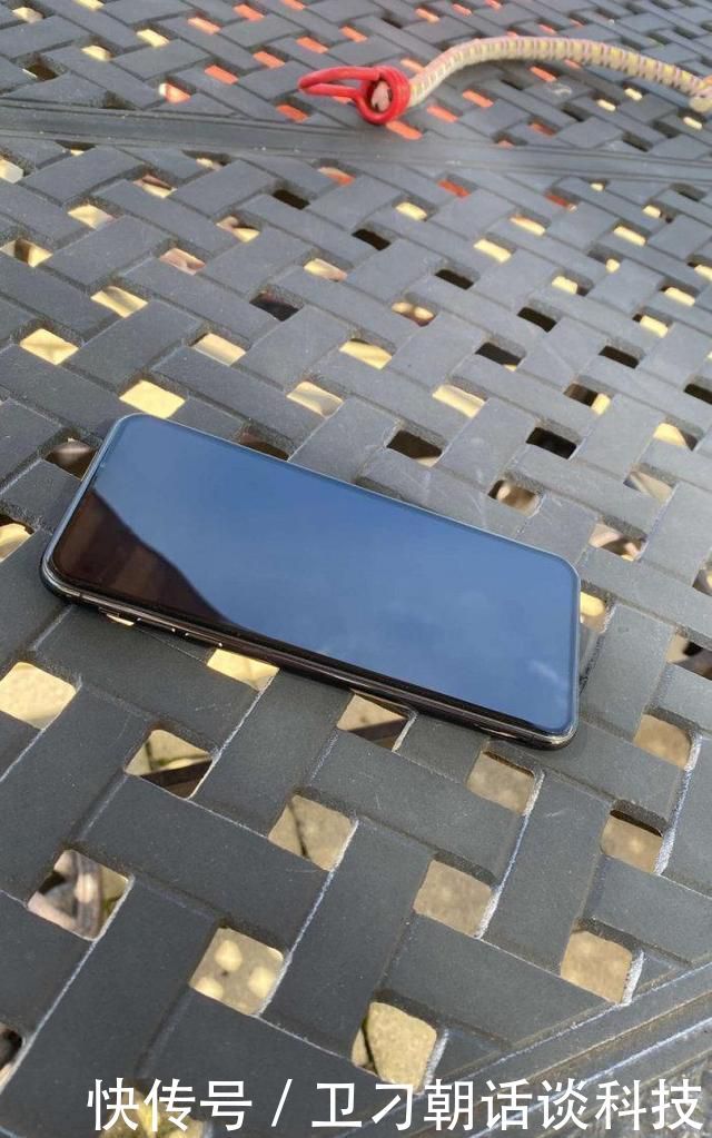 「Pro」iPhone 12 Pro真机疑似曝光,真全面屏真的要来了苹果发力了