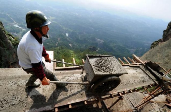 与世隔绝“悬崖工”，21名工人一餐三个菜，一天挣500