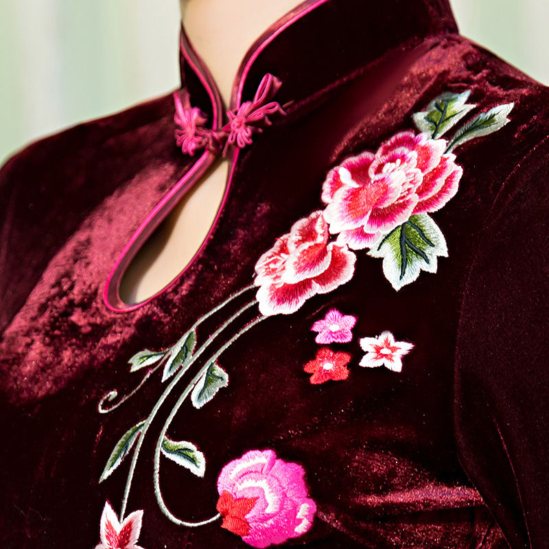 身材好的70女人，别穿毛衣裙，穿秋季旗袍，举手投足都无比迷人