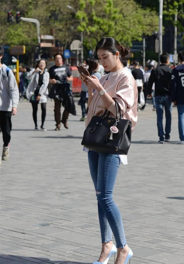 「展现」蓝色紧身牛仔裤搭配尖头细跟鞋,会穿的姑娘,总是特别会展现身材
