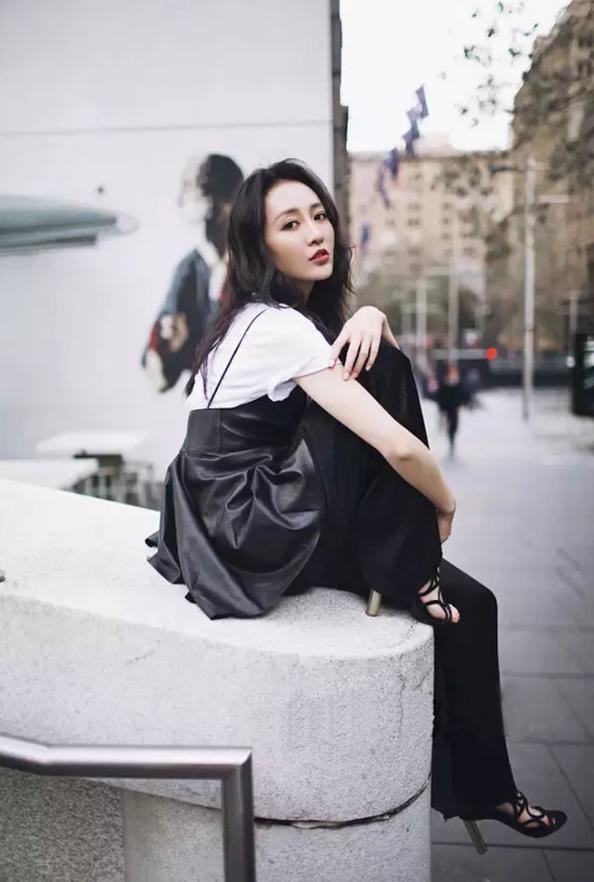 王鸥一身牛仔连体裤美出新高度！网友：我就好奇她上厕所怎么办？