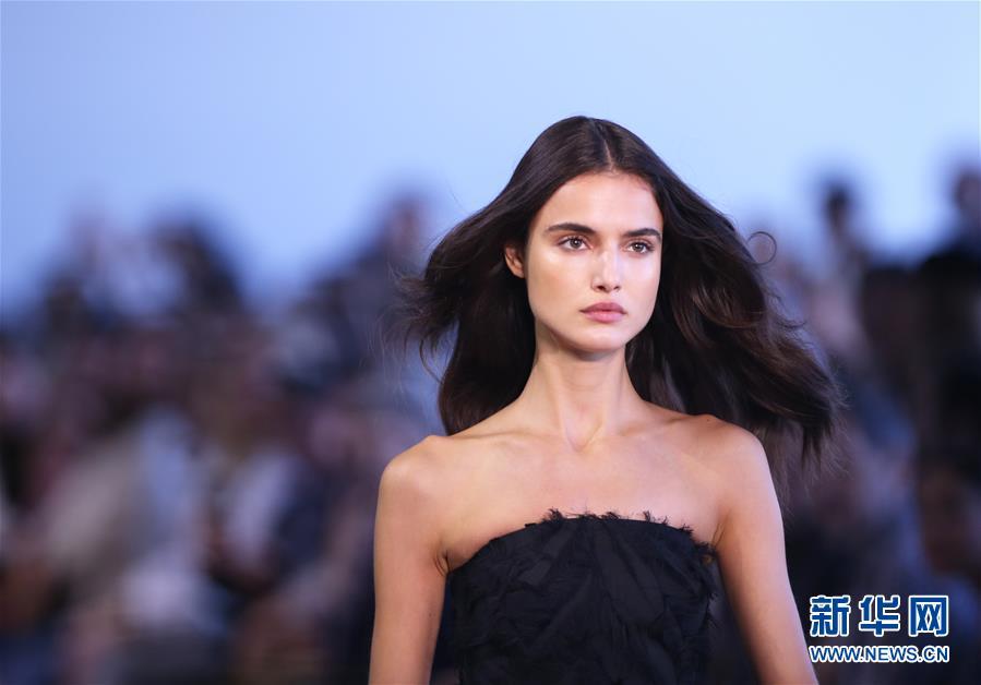 纽约时装周开幕 NOON BY NOOR品牌发布新款时装