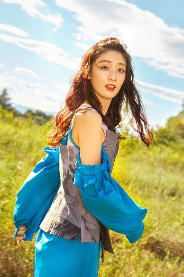 戚砚笛戴着袖套就算了，还把裙子剪开两个叉!网友:真会玩