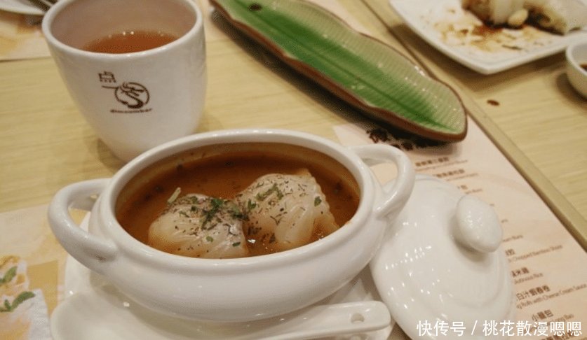  「内地游客」内地游客在香港吃饭，看到收银台上的四个字感叹“