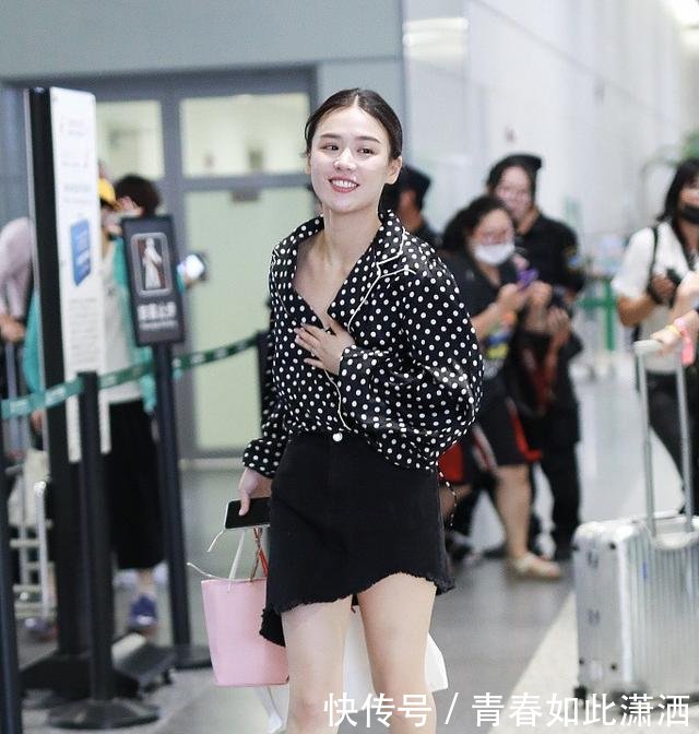 明明是一条短裙，却被马思纯穿成了中裙，看到她的腿我沉默了！