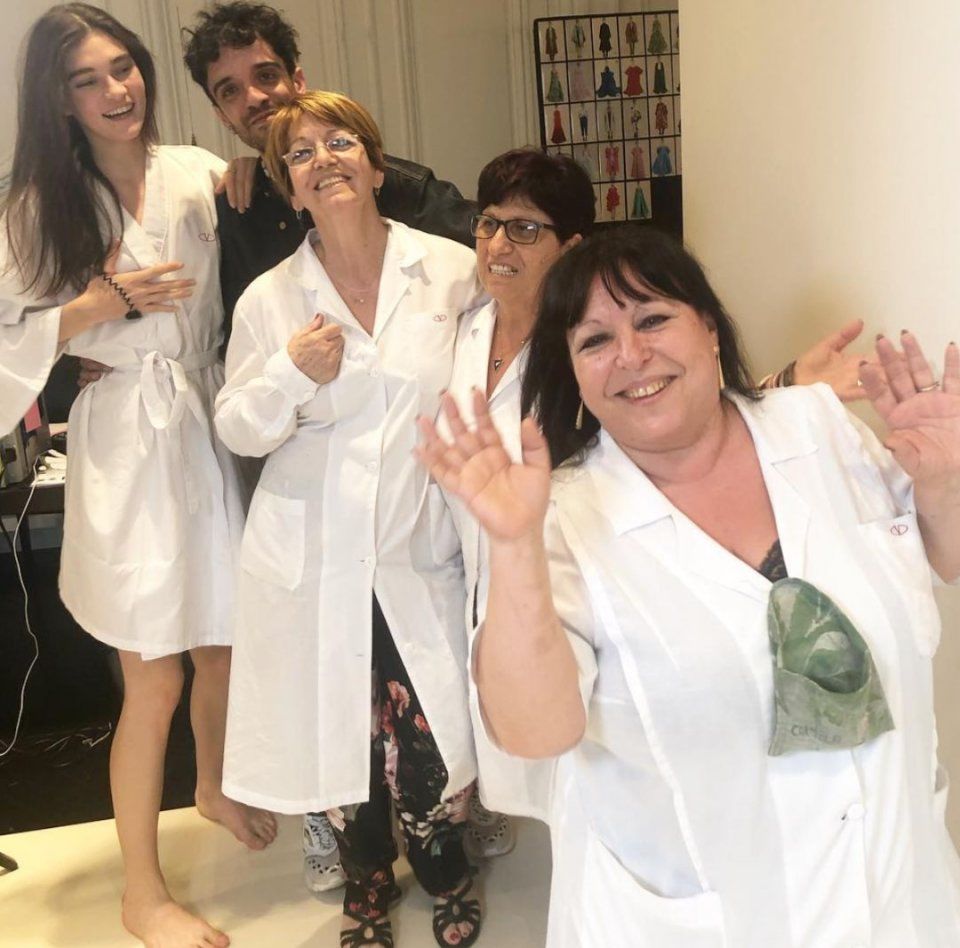 花团包围脸庞，羽毛变成云朵，世界上没有Valentino不敢做的少女