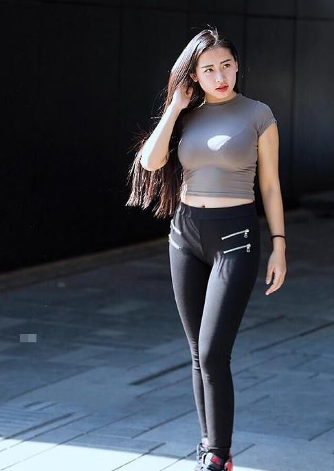 #服饰#路人街拍,小姐姐牛仔裤搭配卡其色休闲衫,美得格外出众