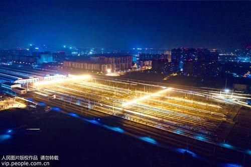  「万箭齐」春运动车组如“陆地航母”万箭齐发