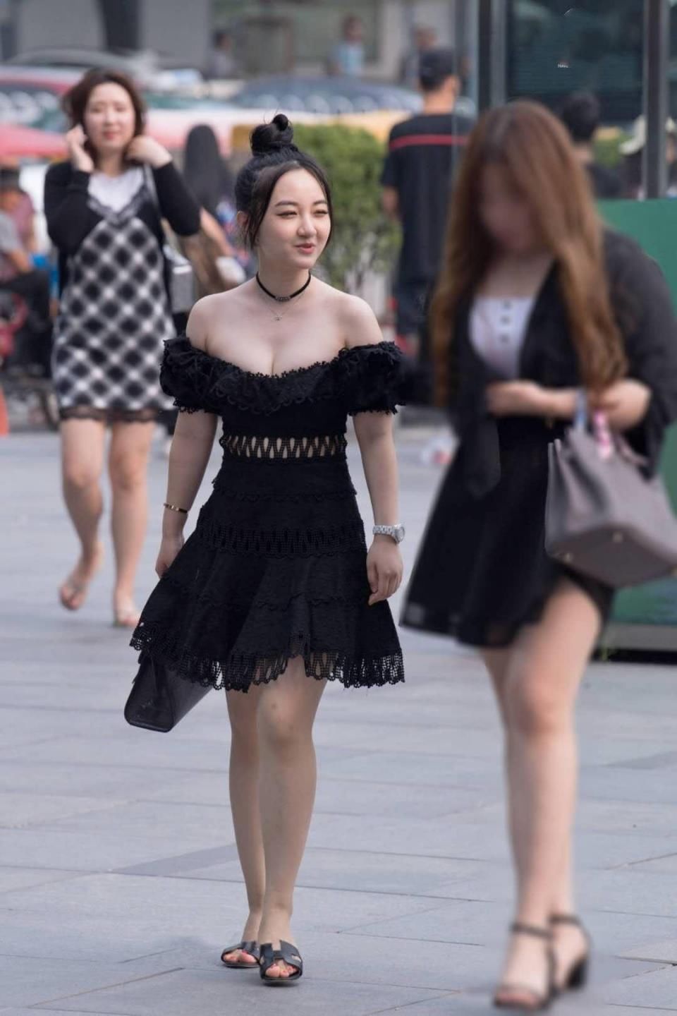 街拍:图1卡戴珊厉害了，穿了一条骑行裤，图5美女身材好!