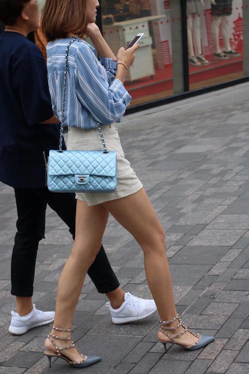 街拍：看似穿搭普通的妹子，却背着一个香奈儿的包包