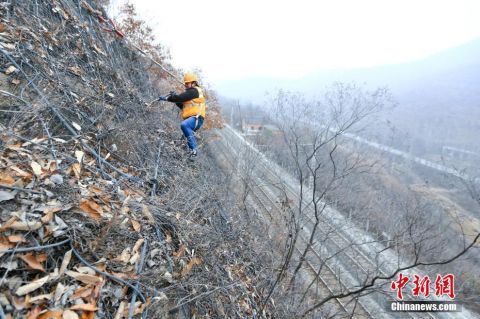  山体：铁路“小黄人” 深山除危石