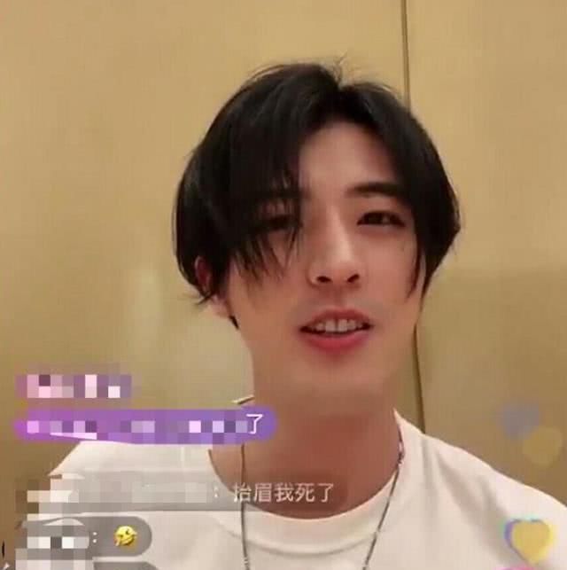 『家门口』张天爱徐开骋恋情再添锤!男方在她家门口寄快递,打扮随意好居家