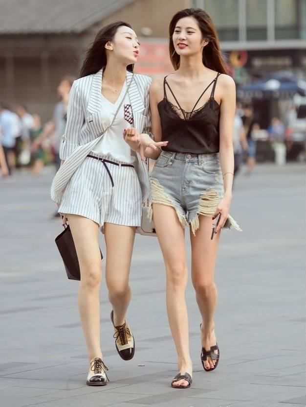 街拍：清纯可人的小姐姐，穿着性感个性很迷人！