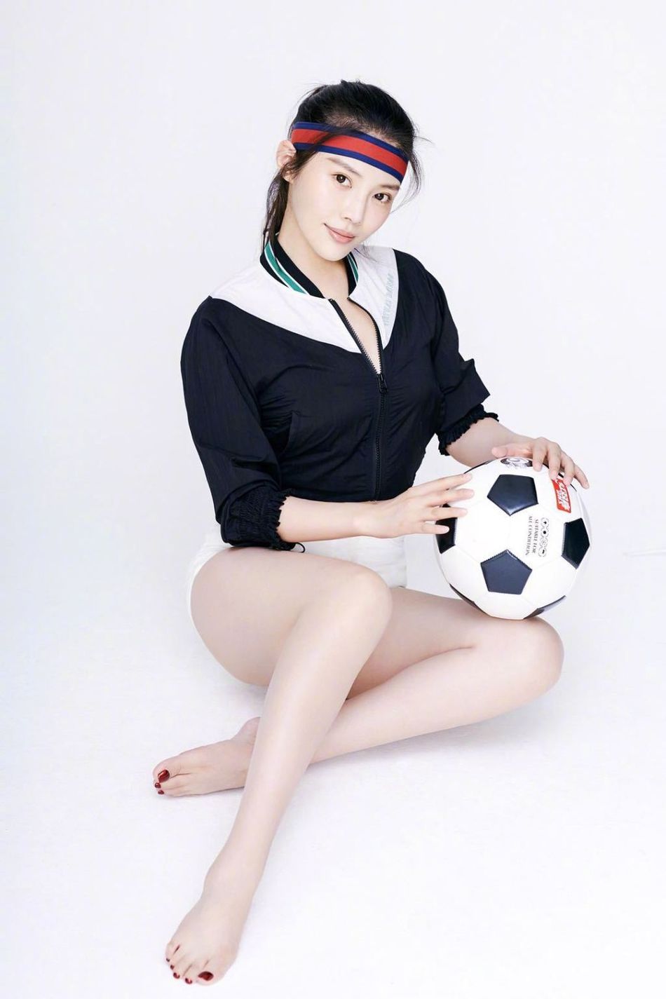 徐冬冬依旧性感抱足球秀长腿撩人满分，略显前凸后翘曲线