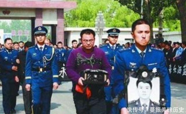 生死一刻！28岁飞行员1.1秒救4000人壮烈牺牲，追悼会上补办婚礼