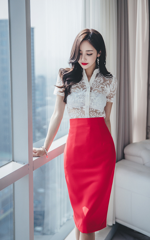 女神孙允珠，葡红浓香干邑雪白花绣及膝裙