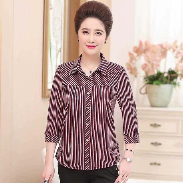 会打扮的婆婆，死活不穿妈妈装，刚入秋就买了秋裙配丝袜，超美嫩