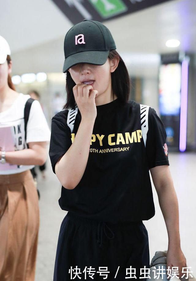 37岁谢娜现身机场，仅仅穿了一身休闲套装，就显瘦了这么多？