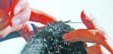 女子连续15年收集枕头上的头发 15年后做出的东西让人羡慕