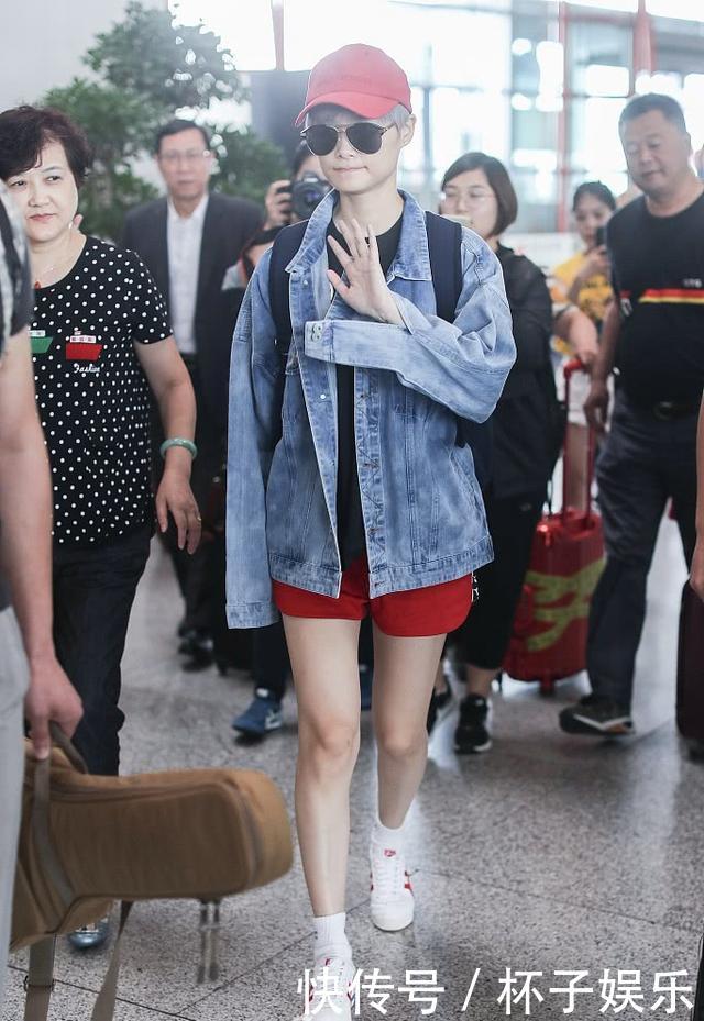 奚梦瑶穿红色吊带衫走机场真没什么，李宇春的红色短裤才叫厉害！