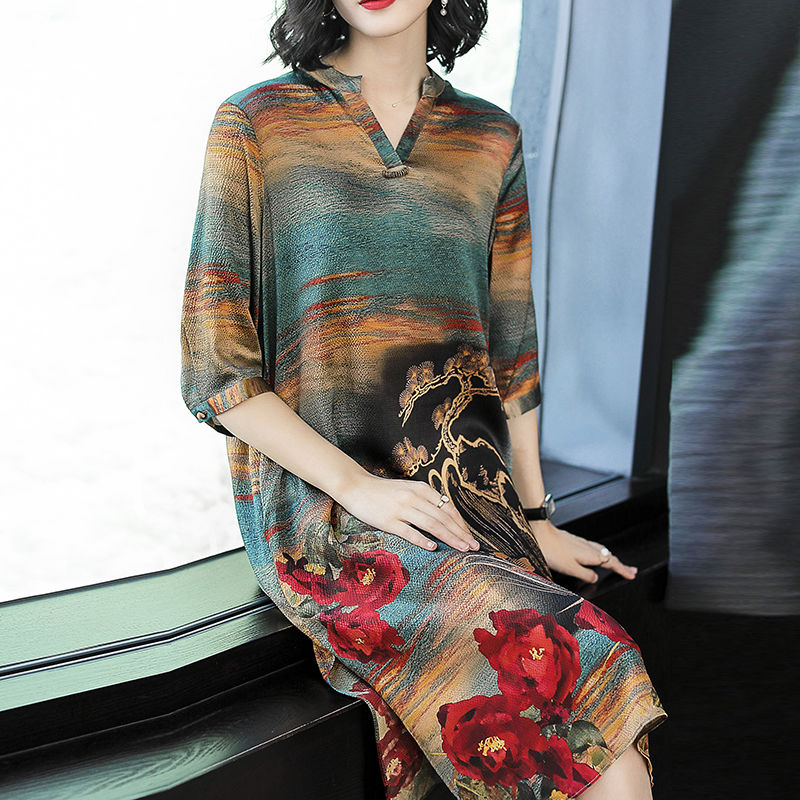 如今的女人胆真大，穿这样性感的旗袍就直接出门，简直挪不开眼