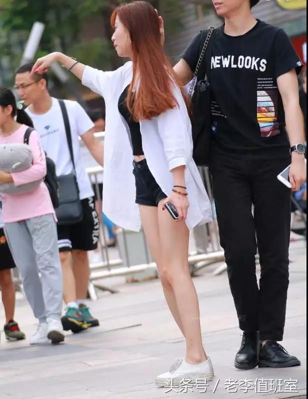 街拍:被男友扯着头发走的丰腴大白腿性感美女