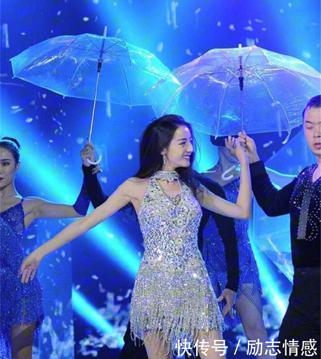 江疏影和迪丽热巴同穿流苏裙，一个妩媚一个风情万种谁更美