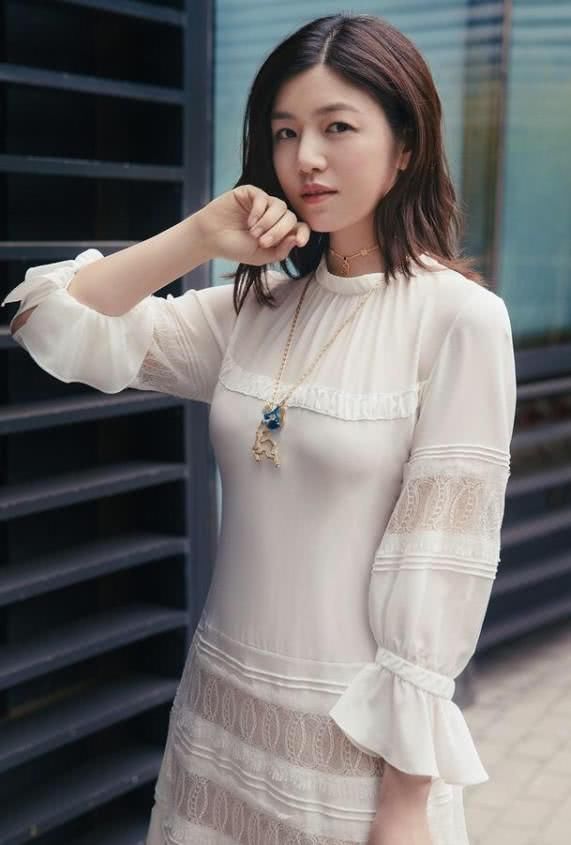 陈妍希产后现身,穿白裙混搭“毛球鞋”超美,嫁对人可真幸福啊!