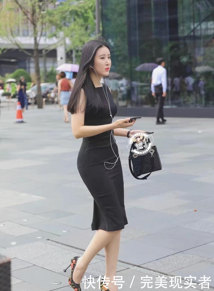 撩到:糟糕, 是心动的感觉, 被穿黑色T恤的小姐姐撩到了,街拍
