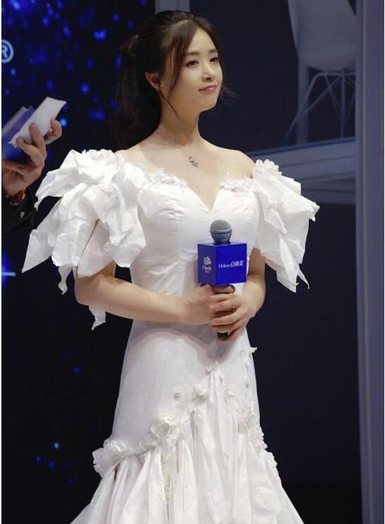 明星活动穿礼服，刘涛显高雅，蒋欣的环保，桂纶镁透着霸气