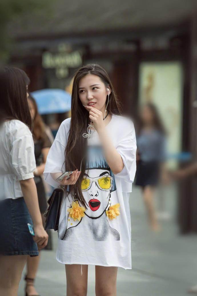 成都街拍: 优雅与气质并存的女神范小姐姐，举手投足都是那样美！