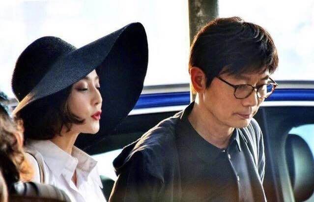 冯小刚时隔多日再次发声!澄清外逃传闻，称受委屈已为国分忧