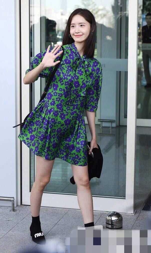 林允儿真大胆！竟挑战绿色碎花裙，女神变“村姑”，土的很自然！