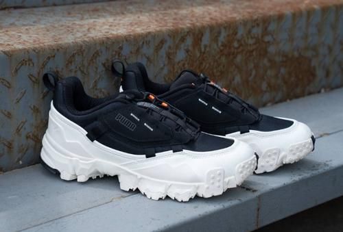  【傻傻】穿裙子别再傻傻配高跟鞋了，现在流行这样搭，今年最chic造型