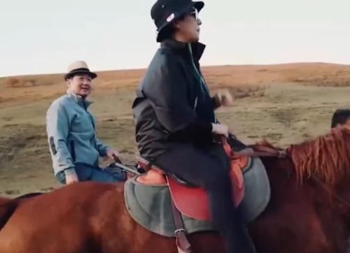 邓婕和张国立自驾游,清晨喂马吃油条,谁注意他喝水的水壶?