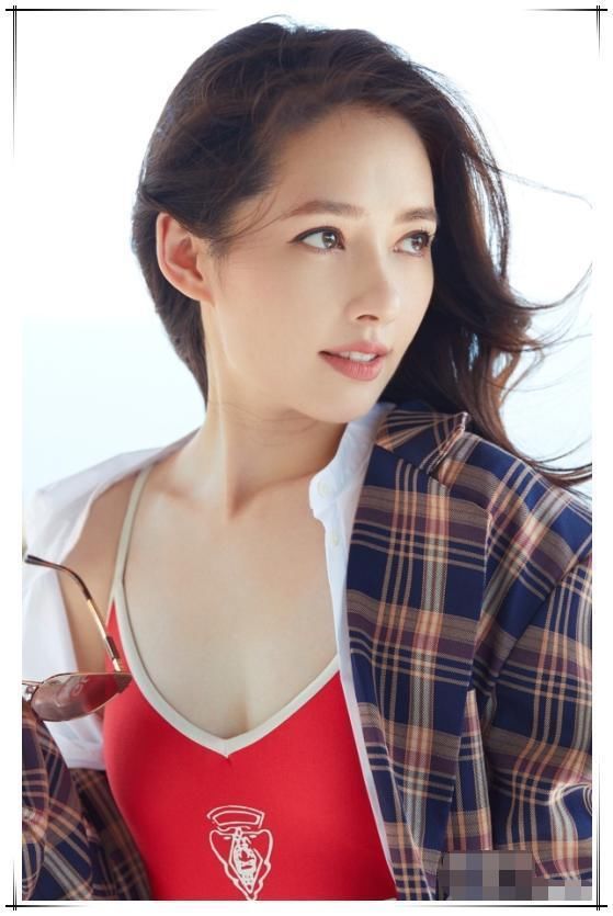 看了奚梦瑶吊带衫，再看看郭碧婷，才知道清纯和性感的差距有多大