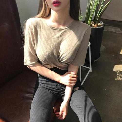 街拍：紧身牛仔裤青春有气质的装扮，展现出靓丽的身材！