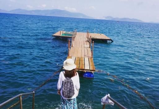 越南街头为何那么多美女站着？导游：这是一种职业！