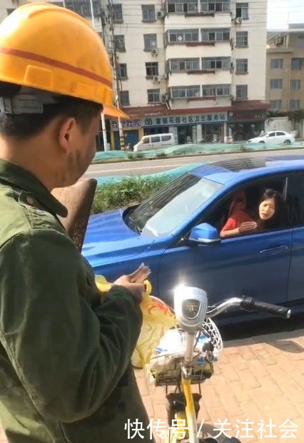 农民工来手机店被女孩瞧不起，接下来农民工的做法让人竖起大拇指