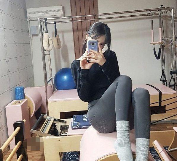 塑形靓丽身姿的打底裤，展现完美身材，彰显青春活力