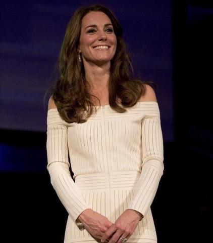 看完凯特王妃穿“一字肩”，才发现伊万卡有多普通，网友：好高贵